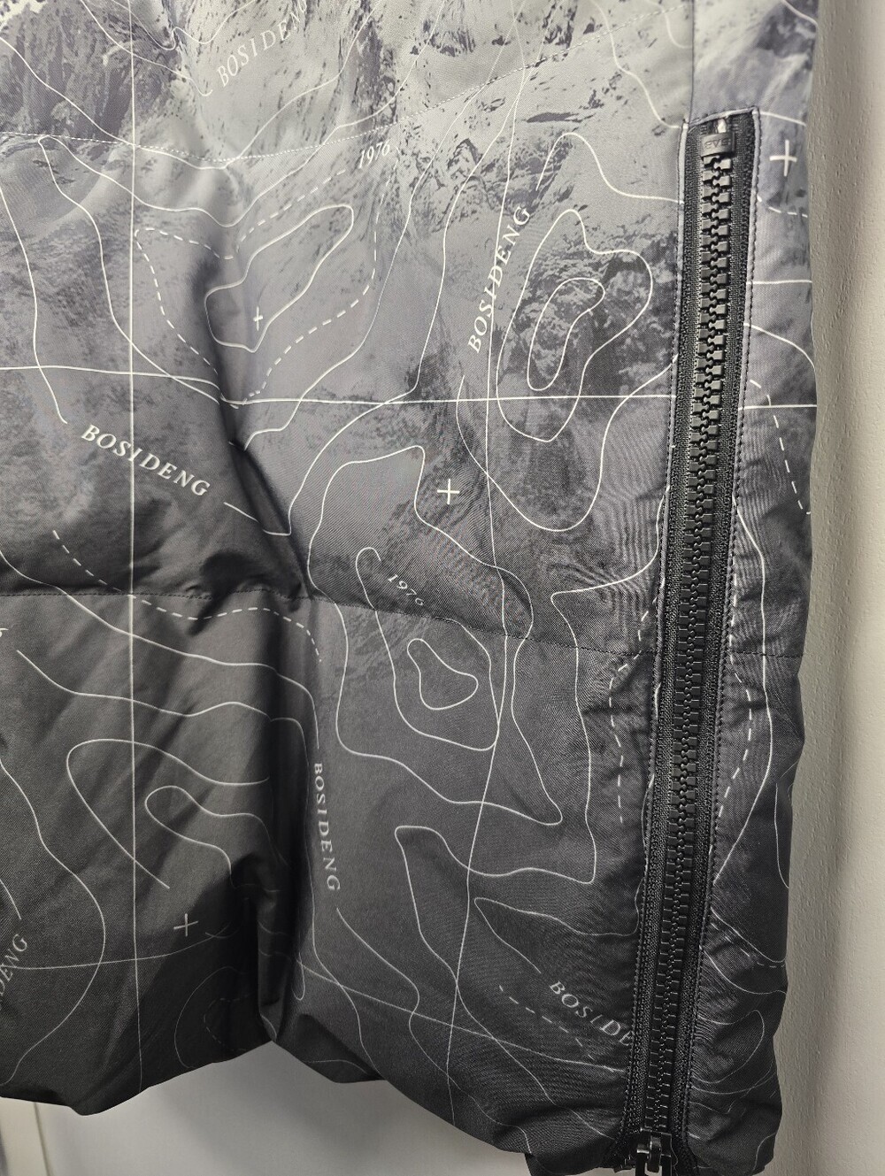 Bosideng Gradient Mountain Print Hooded Puffer Coat White/Black Size XL Unisex - Picture 6 of 16